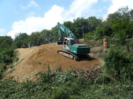 Bergung LKW und Bagger, Abtragen verseuchtes Erdreich
