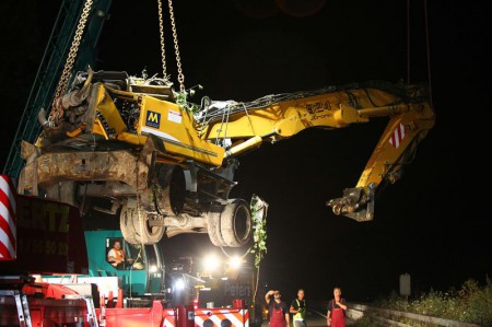 Bergung LKW und Bagger, Abtragen verseuchtes Erdreich