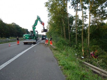 Bergung LKW und Bagger, Abtragen verseuchtes Erdreich