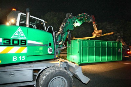 Bergung LKW und Bagger, Abtragen verseuchtes Erdreich