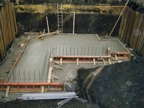 Industriebau Maschinenfundamente in einer Prodktionshalle