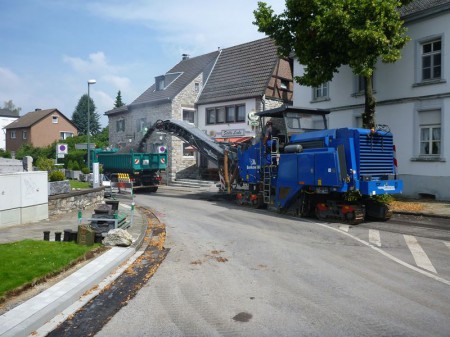 Straßenbau Erneuerung Kreisverkehr nach Ölunfall