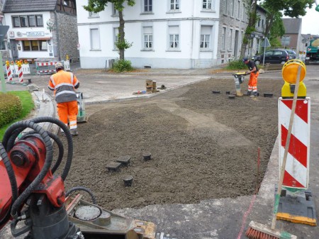 Straßenbau Erneuerung Kreisverkehr nach Ölunfall