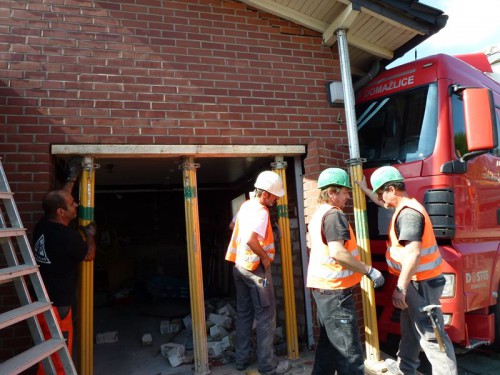 NOtfall-Einsatz: Statische Sicherung eines Einfamilienhauses nach LKW-Unfall